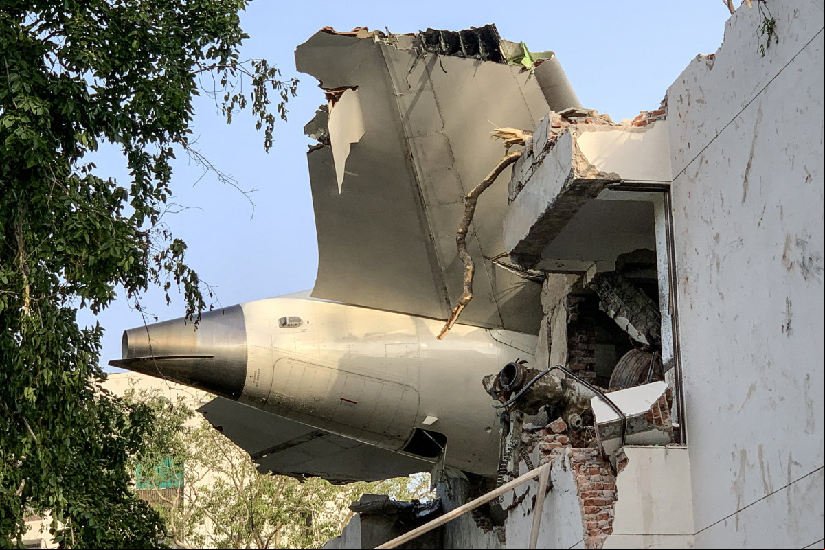 A parte traseira do voo 171 da Air India é fotografada no local após a queda em uma área residencial perto do aeroporto de Ahmedabad em 12 de junho de 2025. Um avião de ageiros com destino a Londres caiu na cidade indiana de Ahmedabad na quinta-feira e acredita-se que todas as 242 pessoas a bordo morreram, com o jato colidindo com prédios que abrigavam médicos e suas famílias. (Foto de Sam PANTHAKY / AFP) ( AFP) A parte traseira do voo 171 da Air India é fotografada no local após a queda em uma área residencial perto do aeroporto de Ahmedabad em 12 de junho de 2025. Um avião de ageiros com destino a Londres caiu na cidade indiana de Ahmedabad na quinta-feira e acredita-se que todas as 242 pessoas a bordo morreram, com o jato colidindo com prédios que abrigavam médicos e suas famílias. (Foto de Sam PANTHAKY / AFP)/ AFP