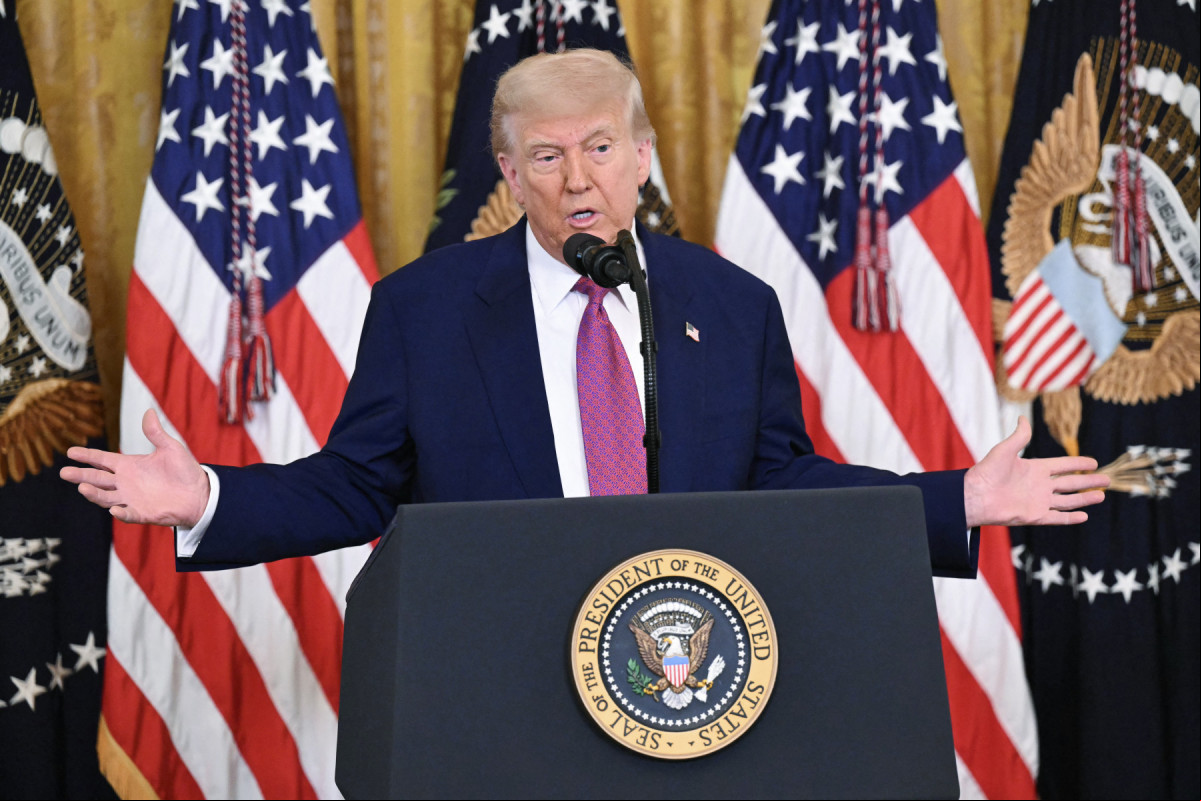 O presidente dos EUA, Donald Trump, discursa antes de  um projeto de lei que bloqueia a regra da Califórnia que proíbe a venda de carros novos movidos a gasolina até 2035, no Salão Leste da Casa Branca, em Washington, D.C., em 12 de junho de 2025. O presidente Trump disse na quinta-feira que poderia aumentar as tarifas sobre automóveis importados em um futuro próximo, em uma tentativa de fortalecer a produção nacional. (Foto de SAUL LOEB / AFP)